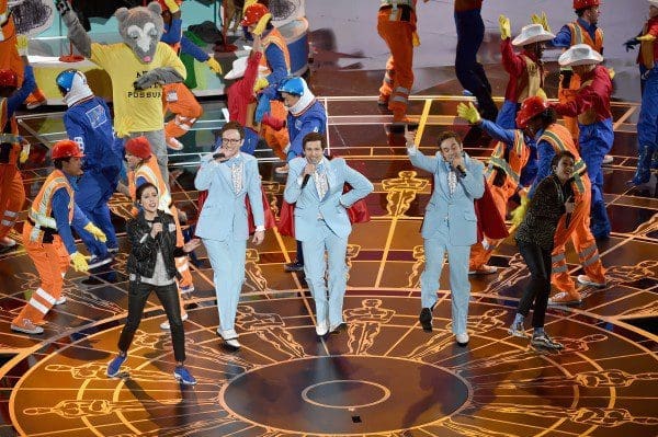 Tegan & Sara + The Lonely Island Perform “Everything Is Awesome” at the 2015 Oscars