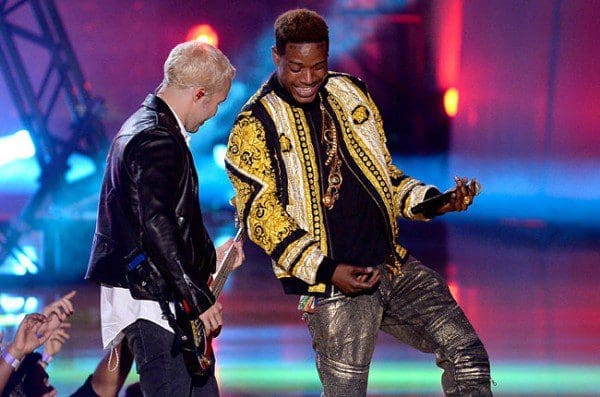Video: Fall Out Boy & Fetty Wap – “Trap Queen” (Live at MTV Movie Awards)