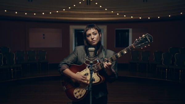 Video: Angel Olsen Performs “Whole New Mess” on ‘The Tonight Show Starring Jimmy Fallon’