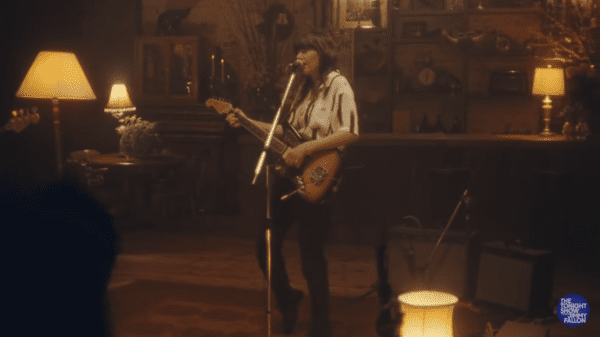 Video: Courtney Barnett Performs “Rae Street” on ‘Fallon’